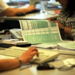 Για κατοχή και εμπορία όπλων και ναρκωτικών συνελήφθη διευθυντής ΔΟΥ