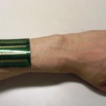 Συσκευή που αξιοποιεί την ηλιακή και θερμική ενέργεια