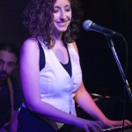 Στο  «Le Café de l’art», στο Παγκράτι, τη Δευτέρα   19 Απριλίου