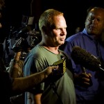 Εξοργισμένος φροντιστής άνοιξε τις τσουλήθρες διαφυγής του αεροσκάφους