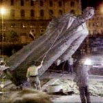 agalma_stalin_small Αποκαθήλωσαν το άγαλμα του Στάλιν από την κεντρική πλατεία της γενέτειράς του