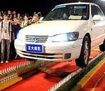 Οδήγησε πάνω σε 2 σειρές από μπουκάλια μπύρας και έκανε νέο ρεκόρ Guinness 