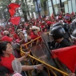 bangock_large Γέμισε με κόκκινα πουκάμισα η Μπανγκόκ