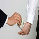 Συνελήφθη υπάλληλος του ΟΕΚ για δωροδοκία και εκβίαση