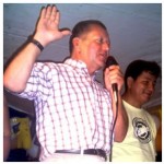 Βγάζουν και πετούν τα εσώρουχά τους στις προεκλογικές συγκεντρώσεις πολιτικού στον Αμαζόνιο