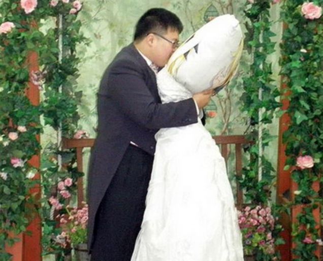 Φωτογραφίες από τον Κορεάτη "σπασίκλα" και τη νύφη