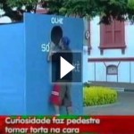 Ώρα γέλιου: γιαουρτώματα στο δρόμο