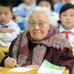 Η γλυκιά γιαγιά είναι πολύ χαρούμενη που κατάφερε έστω και στα 102 να πάει σχολείο