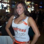 Ένα από τα ζουμερά κορίτσια των Hooters