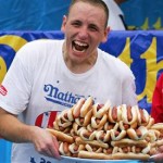 hot-dog__small 26χρονος καταβρόχθισε 54 χοτ-ντογκ σε 10 λεπτα σε διάσημο διαγωνισμό της Καλιφόρνια (Βίντεο)