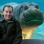 Ο Ότις ποζάρει ευτυχισμένος μπροστά στον φακό