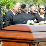 Κηδεύτηκε μαζί με το iphone του