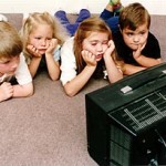 kidswatchtv_228x205 Περισσότερες από 8.000 σκηνές φόνων και 100.000 σκηνές βίας έχει παρακολουθήσει στην τηλεόραση ένα παιδί μέχρι την ηλικία των 12 ετών