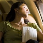 koimatai_aeroplano_small Πλήρωμα αεροσκάφους άφησε γυναίκα να κοιμάται μετά την προσγείωση