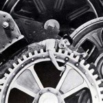 Ο Καρλ Λέβιν περιγράφει με αποκαλυπτικό και γλαφυρό τρόπο τον ρόλο των επενδυτικών τραπεζών αλλά και των οίκων αξιολόγησης, χωρίς τη συμβολή των οποίων η πυραμίδα των στεγαστικών δεν θα μπορούσε να έχει στηθεί.