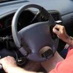 Τι κάνουμε όταν πιάνουμε το τιμόνι του αυτοκινήτου;