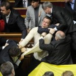 Επεισόδια με αυγά και καπνογόνα εντός του κοινοβουλίου