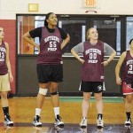 Η Marvadene Anderson με την ομάδα μπάσκετ του σχολείου της