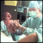 Το μυστικό αποκαλύφθηκε όταν η στρατιωτίνα γέννησε πρόωρα