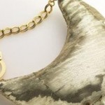 Τσάντες με χειροπέδες για τις αφηρημένες!