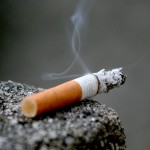 Καθηγητής σκίζει σελίδες από τη Βίβλο και το Κοράνι και ...τις καπνίζει!