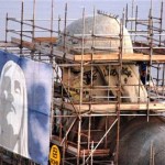 Συνθήματα γράφτηκαν στο κεφάλι του αγάλματος