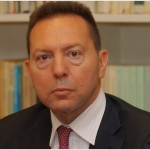 Προς νέες περικοπές μισθών και συντάξεων