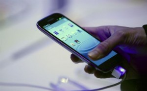 Παγκόσμια πρωτιά στη φορολόγηση των κινητών