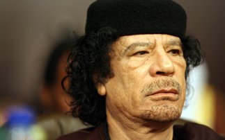 Ο Καντάφι εξοπλίζει εγκληματίες