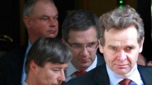 Economist: Πιθανές οι οριζόντιες περικοπές