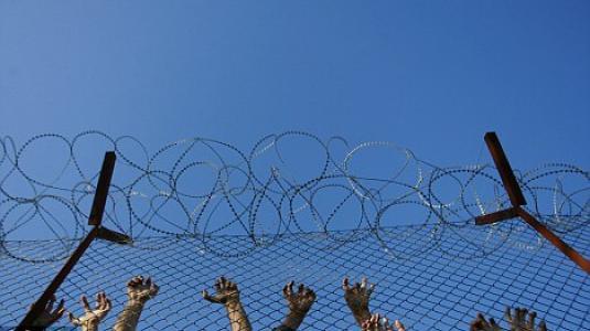 Ψηφίστηκε ο νόμος για τα κέντρα κράτησης μεταναστών