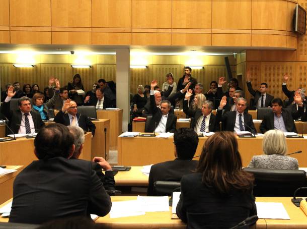 Με την πλάτη στον τοίχο