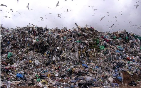 Πιέσεις για να κλείσουν οι χωματερές