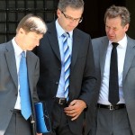 Η τρόικα απαιτεί νέες περικοπές μισθών και συντάξεων 1,5 ως 2 δισ.