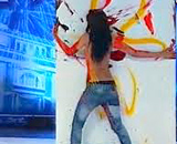 23χρονη ζωγραφίζει χρησιμοποιώντας το γυμνό της στήθος!