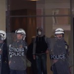 Φωτογραφίες με κουκουλοφόρους πίσω από τα ΜΑΤ