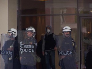 Φωτογραφίες με κουκουλοφόρους πίσω από τα ΜΑΤ