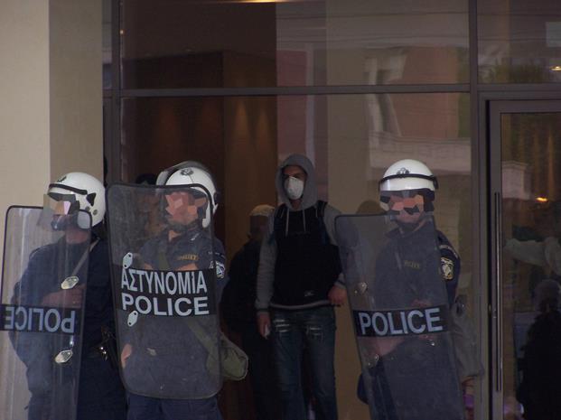 Φωτογραφίες με κουκουλοφόρους πίσω από τα ΜΑΤ