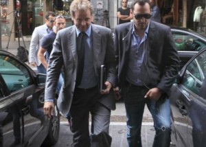 Πιέσεις από την τρόικα για επιπλέον περικοπές σε μισθούς και συντάξεις