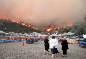 Σπίτια παραδόθηκαν στις φλόγες στη Χίο