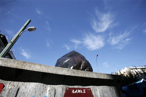 Ακινητοποιημένα τουλάχιστον μέχρι τη Δευτέρα τα απορριμματοφόρα