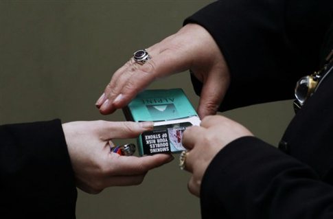 Οι καπνοβιομηχανίες στην Αυστραλία έχασαν τη μάχη ενάντια στα ομοιόμορφα πακέτα