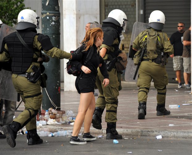 Ποινική δίωξη για τους 24 συλληφθέντες στα επεισόδια της Τρίτης