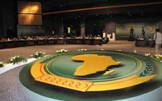Η Αφρικανική Ένωση συνηγορεί υπέρ της αποχώρησης Καντάφι