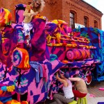 Kαλλιτέχνιδα έπλεξε ένα ολόκληρο τρένο!