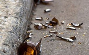 Τη χαράκωσε με σπασμένο μπουκάλι