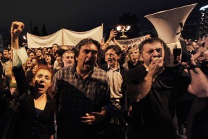 WSJ: Θα αντέξει η ελληνική οικογένεια;