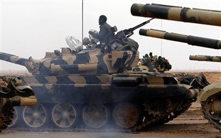 Άρματα μάχης περικύκλωσαν την πόλη Ραστάν