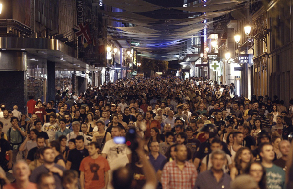 Χιλιάδες Ισπανοί διαδήλωσαν τη νύχτα στη Μαδρίτη