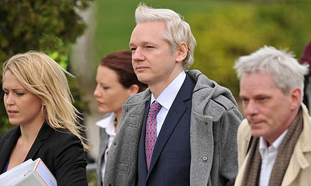 Συνεχίζεται η δίκη του Τζούλιαν Ασάνζ